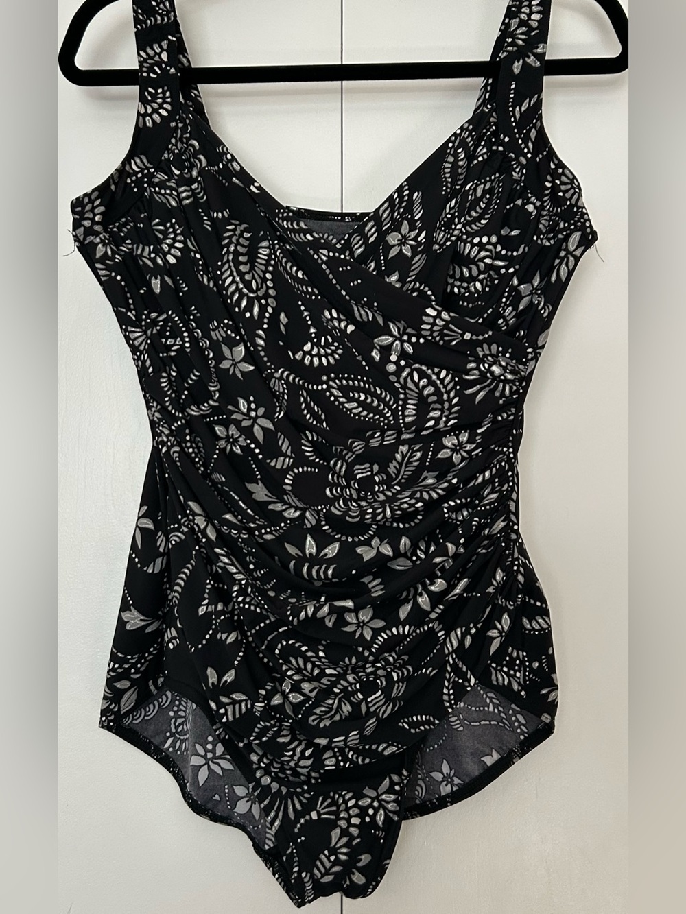 Miraclesuit sz 14 Black White Floral Ruched One Piece Swimsuit Wide Strap